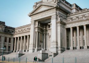 Peru government building. Source: https://unsplash.com/photos/people-walking-near-white-concrete-building-during-daytime-Fxop1_ZtFXQ